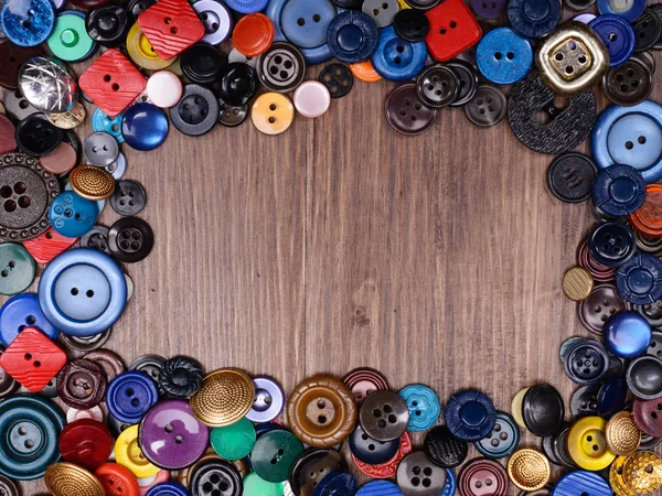 Fondo de madera con botones antiguos surtidos de moda con spase de copia —  Fotos de Stock