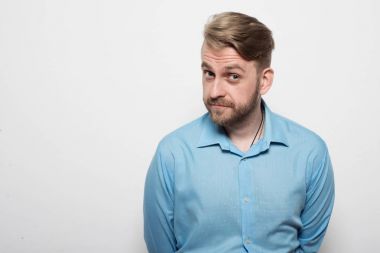 mavi gömlekli yakışıklı genç