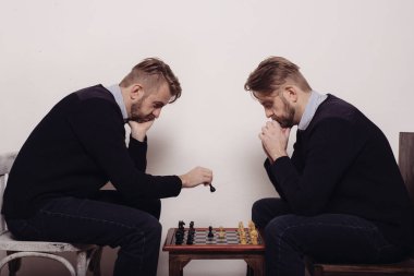 adam kendisine karşı satranç