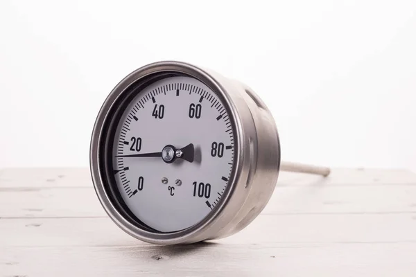 Manometrische thermometer. Close-up op een witte achtergrond. — Stockfoto