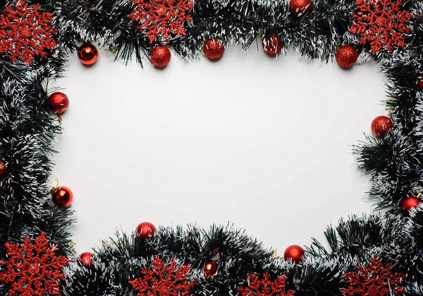 Espaço para desejos de Ano Novo com ouropel e ornamentos vermelhos e bolas — Fotografia de Stock
