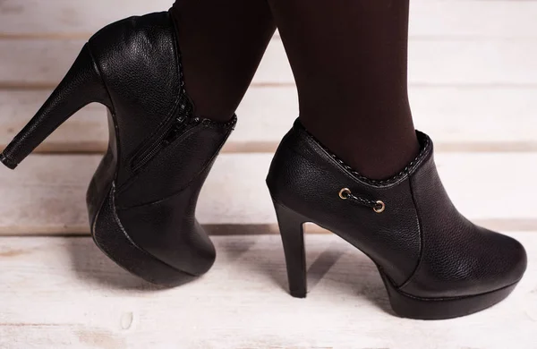 Φθινόπωρο Μαύρη γυναικεία ψηλοτάκουνα παπούτσια σε ένα λευκό ξύλινο πάτωμα — Φωτογραφία Αρχείου