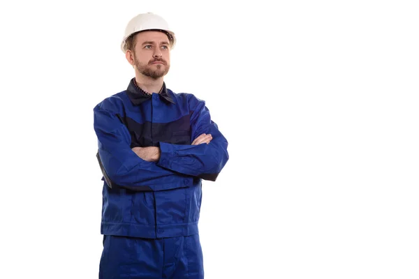 Trabalhador da construção masculino em um capacete fica com os braços cruzados — Fotografia de Stock