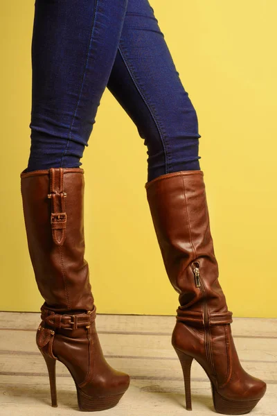 Menina esportiva em marrom botas de salto alto e jeans — Fotografia de Stock