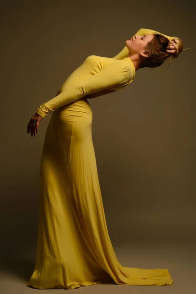 Желтое длинное модное платье — стоковое фото