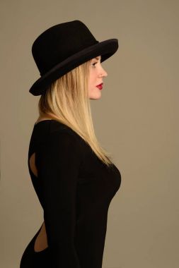 Zarif siyah elbise ve şapka güzel Bayan moda fotoğrafı
