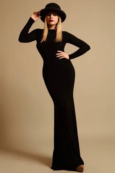 Мода фото красивой дамы в элегантном черном платье и шляпе — стоковое фото