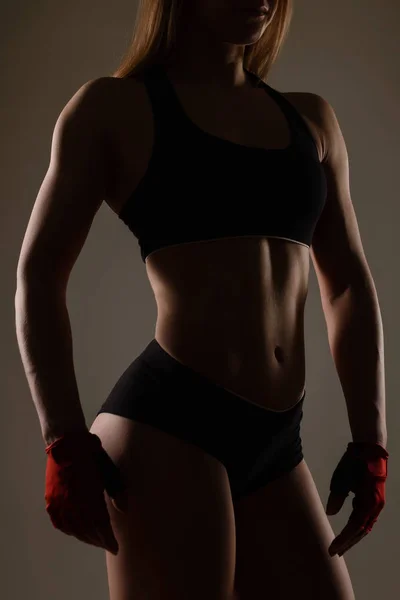 Силуэт бодибилдинга девушка в спортивных перчатках для фитнеса — стоковое фото