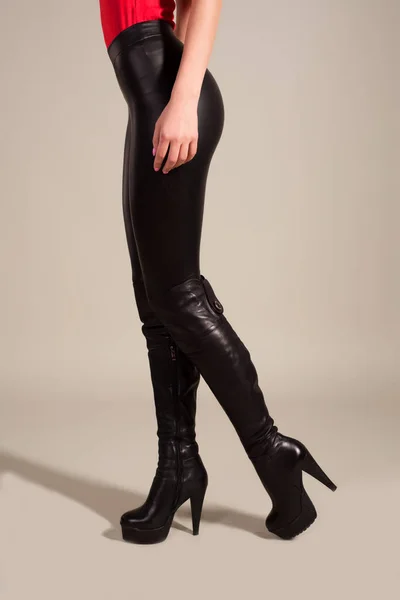 Pernas finas das mulheres em longas botas pretas — Fotografia de Stock