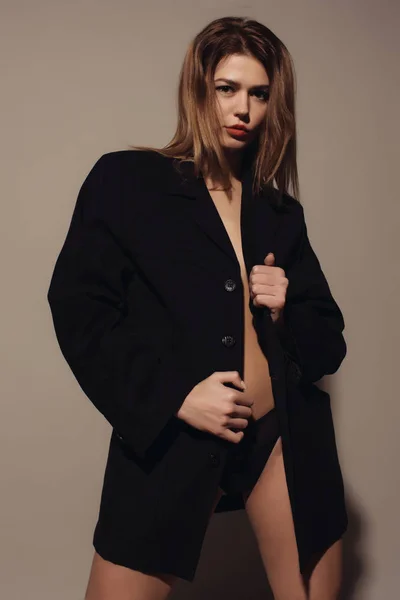 Junge attraktive Frau posiert in Jacke auf nacktem Körper und Unterhose — Stockfoto