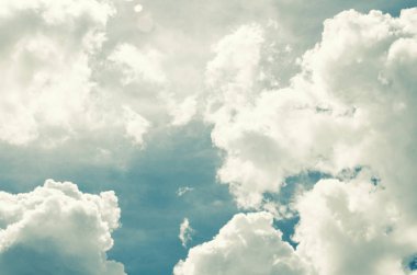 Mavi bir gökyüzüne karşı inanılmaz harika gür Cumulus bulutlar