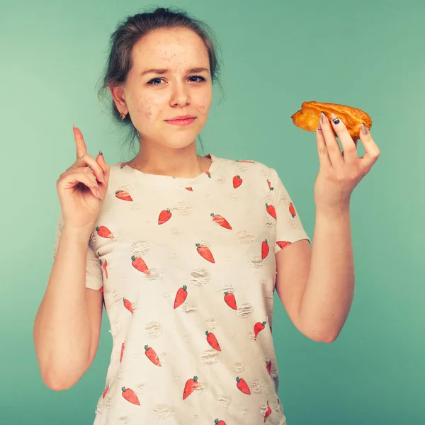 Портрет прыщавой девочки-подростка хочет съесть эклерный торт Стоковое Фото