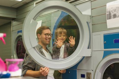 Baba oğluna nasıl sağlıklı kalacağını öğretir.