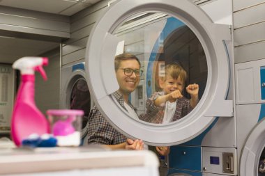 Baba oğluna nasıl sağlıklı kalacağını öğretir.