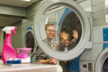 Baba oğluna nasıl sağlıklı kalacağını öğretir.