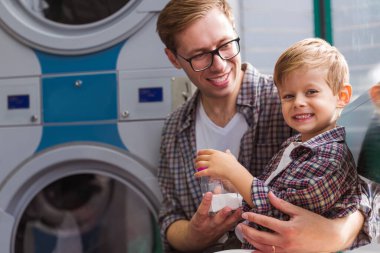 Ana caddedeki kuru temizlemecide çamaşır yıkıyorlar.