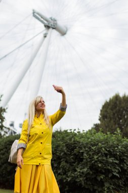 Londra 'da selfie çeken bir kız.