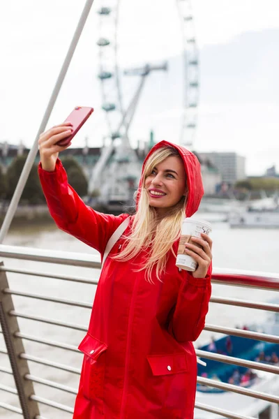 rainy day for tourist at london