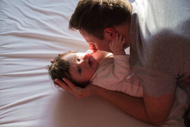 Baba ve kızın mutlu anları.