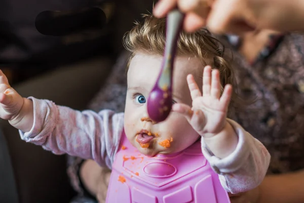 スプーン付きの子供のための最初の食品純度 — ストック写真