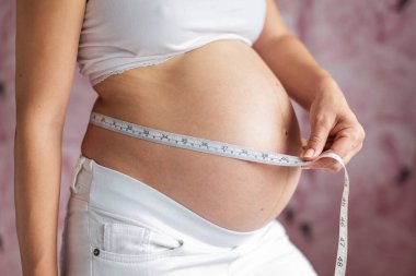 Hamile sağlıklı kadın yeni bebek bekliyor.