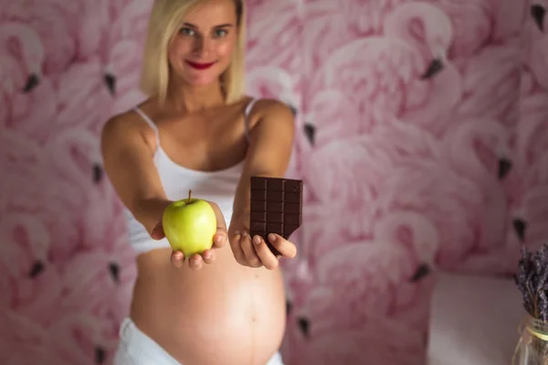 Беременная Женщина Делает Выбор Хорошей Плохой Диеты — стоковое фото