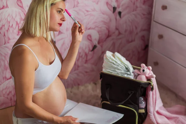 Gravidă Vwoman Notepad Lista Verificare Pregătindu Pentru Nașterea Copilului — Fotografie, imagine de stoc