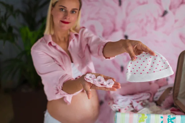 Femme Enceinte Avec Des Vêtements Bébé Des Vêtements Préparant Pour — Photo