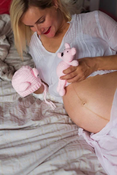 Беременная Женщина Крошечной Игрушкой Новорожденных — стоковое фото