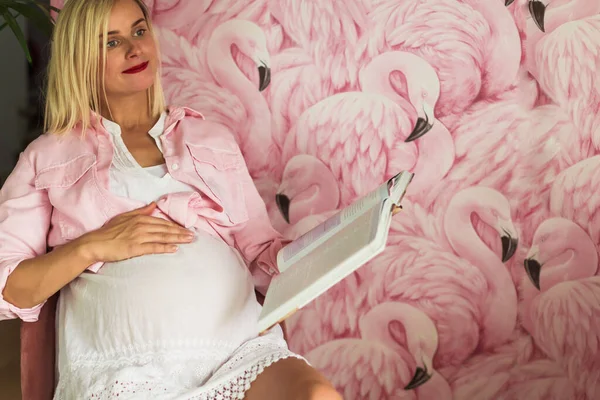 Беременная Женщина Книгой Готовящейся Рождению Ребенка — стоковое фото