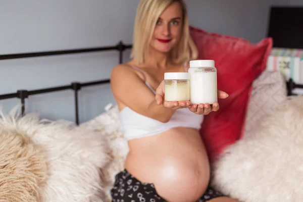 Беременная Женщина Маслом Живота — стоковое фото