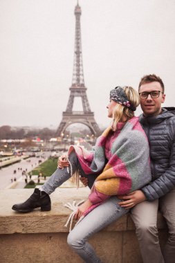 Avrupa 'da arka planda kulesi olan sevimli bir çift oturuyor.