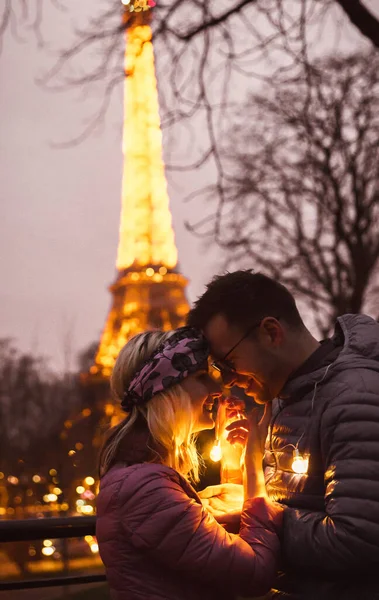 Luz Noche París Con Pareja Delante —  Fotos de Stock