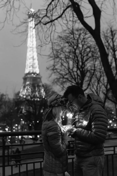 Nightlight Paris Couple Front — Stock Photo, Image