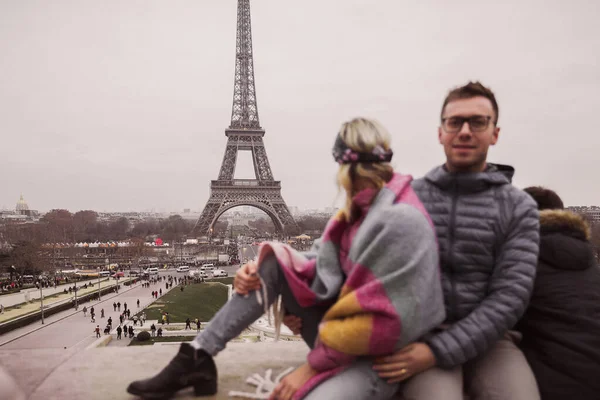 Lindo Casal Sentado Europa Com Torre Fundo — Fotografia de Stock