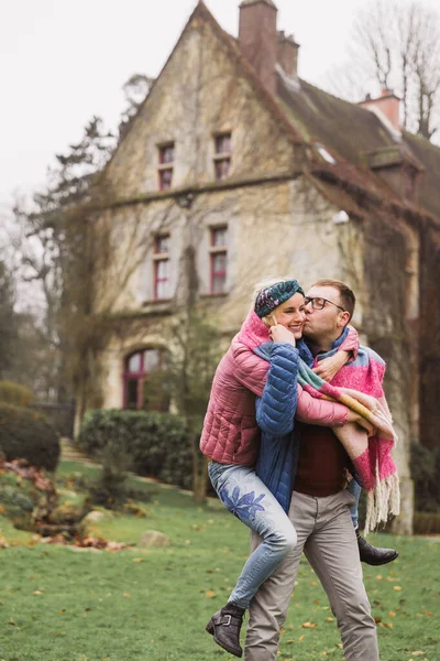 Lindo Casal Beijando Com Mansão Fundo — Fotografia de Stock