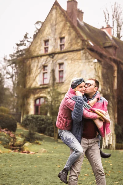 素敵なカップルが背景で大邸宅とキス — ストック写真