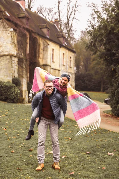 Lovely Couple Europe Mansion Background — Stock Photo, Image