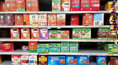 Tevazu, Teksas / Usa 10 / 14 / 2019: Humble, Tx 'teki bir Walmart süpermarketinde bir süpermarket rafında farklı türde kahve markaları depolandı. Bir kutu kurabiyenin de bir kutunun arkasında saklandığı görülüyor..