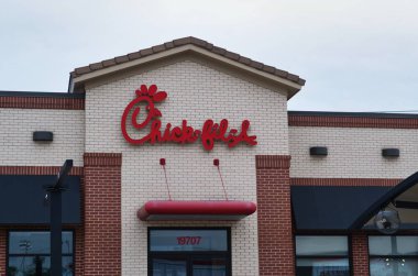 Humble, Texas / Usa 11 / 28 / 2019: Chick-Fil-A fast food zinciri, Humble, Tx. 1946 'da kuruldu ve 1967' de yeniden markalaştırıldı. Bugün Amerika 'nın en büyük fast food zincirlerinden biri ve Hıristiyan köklerine sahip..