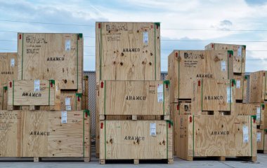 Houston, Teksas / Usa 12 / 08 / 2019: Aramco şirketi için ahşap sandıklar toplandı ve taşınmaya hazır. Suudi Aramco, 2019 yılında Apple 'ı geçerek küresel çaptaki en büyük işletmelerden biridir..