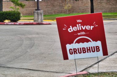 Humble, Texas / Usa 01 / 01 / 2020: Humble, Tx 'teki bazı yerel işletmelerin yakınındaki yerde Grubhub tabelası asıldı. Grubhub, ABD 'de giderek popülerleşen çevrimiçi bir fast food dağıtım servisidir..