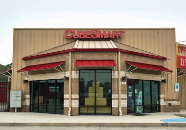 Tevazu, Teksas / Usa 01 / 01 / 2020: Humble, Tx 'in Küp Akıllı iş dış görünüşü. Depolama tesisi zinciri 2004 'te kuruldu. Kırmızı tenteleri ve karton kutuları tesisin içinde görünen metal mağaza önü..