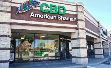 Houston, Teksas / Usa 02 / 07 / 2020: Houston, Tx 'te Cbd American Shaman mağazasının dışı. Tıbbi marihuana endüstrisinde yasa değişikliklerinden sonra ilaç olarak kenevir yağı sağlayan bir mağaza zinciri..