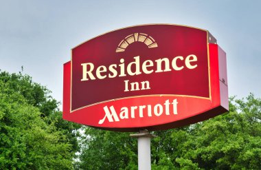 Houston, Texas / USA 03 / 25 / 2020: Houston, TX 'teki Marriott Residence Inn yol tabelası. 1975 'te Kansas' ta kurulan ve 1987 'de küresel konumlarla Marriott olarak adlandırılan geniş bir otel zinciri..
