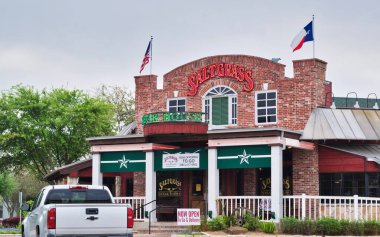 Houston, Teksas / ABD 03 / 25 / 2020: Houston, TX 'in dışındaki spor otları restoranının önünde park edilmiş bir araç. Tarihi Amerikan restoranı biftek, tavuk ve deniz mahsulleri sunuyor..