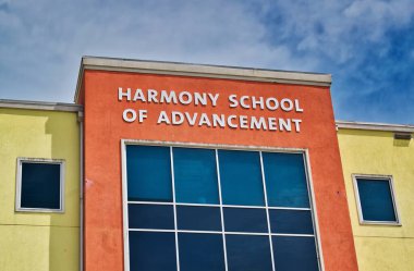 Houston, Texas / USA 03 / 29 / 2020: Harmony School of Advancement exterior, Houston, TX. Bilim, Teknoloji, Mühendislik ve Matematik alanlarında devlet lisesinde 9-12 arası eğitim notları.