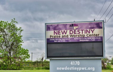 Houston, Texas / USA 03 / 18 / 2020: New Destiny Praise and Worship Center kilise sokak tabelası Houston, TX 'te West Greenens Bulvarı' nda. Tanrının Evanjelik Kilisesi.