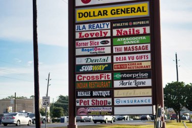 Humble, Texas / USA 11 / 20 / 2019: 1960 FM 'nin yol kenarındaki TX' te, Houston 'da bir alışveriş merkezinde birçok yerel işletmenin reklamını yapan yatay tabela direği.