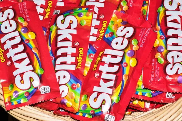 Houston Teksas Abd 2020 Skittles Şeker Paketleri Sepetin Içinde Gevşek — Stok fotoğraf